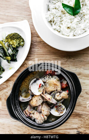 traditionelle Fisch Muscheln und gemischten Meeresfrüchten portugiesischen Caldeirada de Peixe Suppe Eintopf Essen Stockfoto