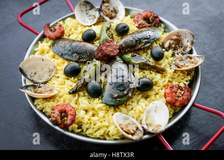 gemischte Meeresfrüchte und Reis Paella berühmte traditionelle portugiesische und spanische Reis paella Stockfoto