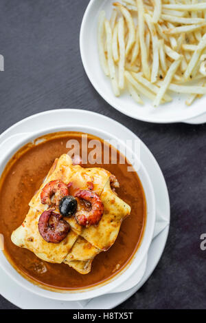 berühmte Francesinha traditionelle Fleisch Käse und pikanter Sauce gegrilltes Sandwich Porto Portugal Stockfoto