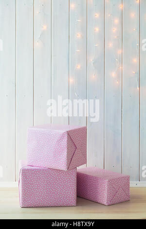 Rosa Geschenkbox mit Schleife isoliert auf weißem Hintergrund Stockfoto