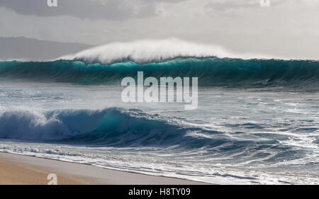 Hinterleuchtete Ozeanwellen brechen sich am North Shore von Oahu bei Banzai Pipeline aka Ehukai Beach Park von Hale'iwa Hi Stockfoto