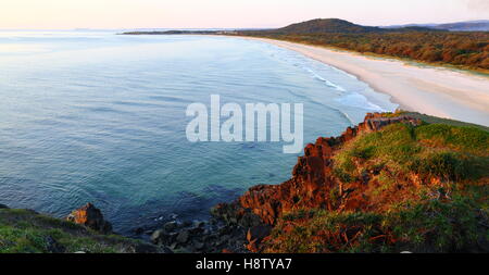 Ein zwei-Bild-Panorama von Maggies Beach, zwischen den Städten Cabarita Beach und Hastings Punkt im nördlichen New South Wales, Australien. Stockfoto