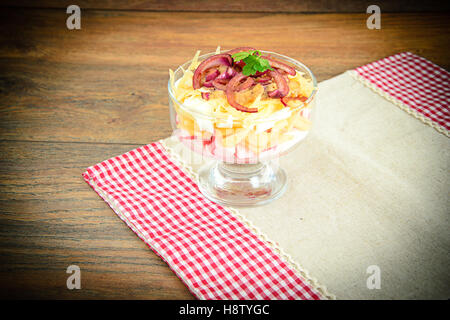 Salat mit Krabben-Sticks, Apple, Eiern, Käse Stockfoto