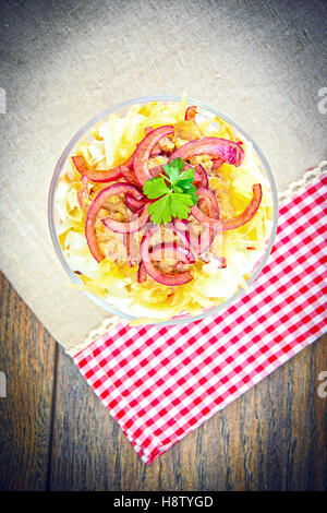Salat mit Krabben-Sticks, Apple, Eiern, Käse Stockfoto