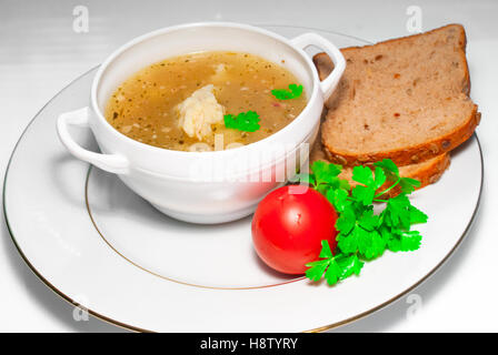 Diätetische Suppe mit Knödeln Hühnerbrühe. Stockfoto