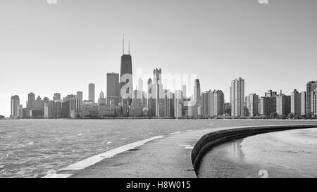 Schwarz / weiß Foto von Chicago Skyline der Stadt vom Pier am Lake Michigan, USA zu sehen. Stockfoto