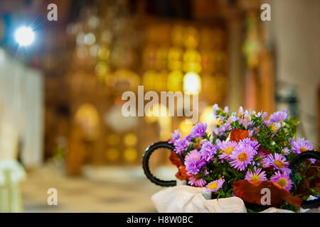 Blumenschmuck in der Kirche in natürlichem Licht Stockfoto