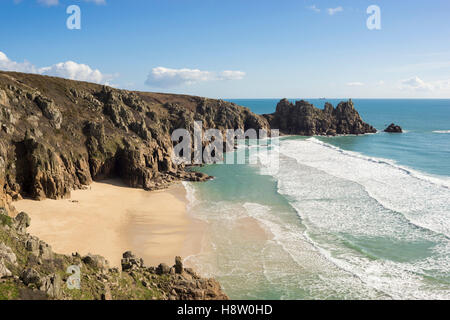 Porthcurno Strand und Logan Rock Landzunge, Cornwall, England Stockfoto