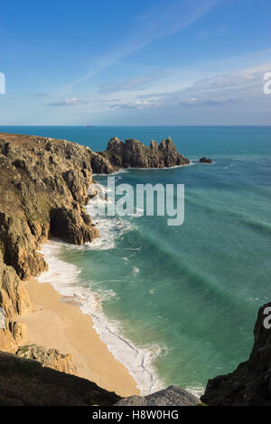 Porthcurno Strand und Logan Rock Landzunge, Cornwall, England Stockfoto