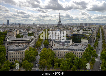 Luftaufnahme von Paris mit dem Eiffelturm vom Arc de triomphe Stockfoto