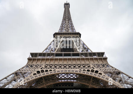 Eiffelturm, Paris, Frankreich, Europa - von unten gesehen Stockfoto