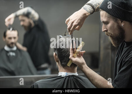 Haarschnitt im Barbershop zu tun Stockfoto