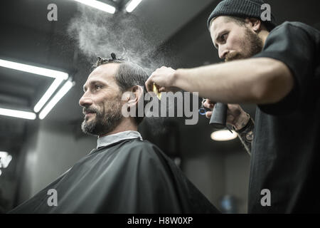 Barber nutzt Sprühflasche Stockfoto