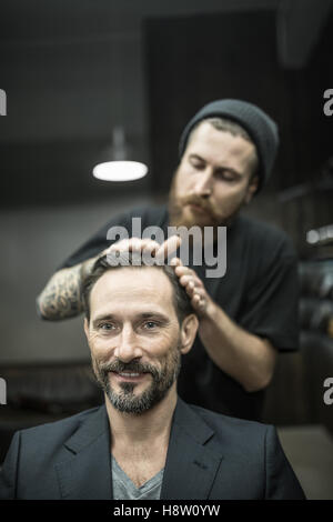 Machen die Frisur im barbershop Stockfoto