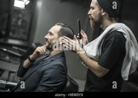 Machen die Frisur im barbershop Stockfoto