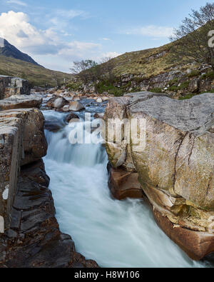 Der Fluß Etive Kaskadierung durch eine Schlucht, Schottland Stockfoto