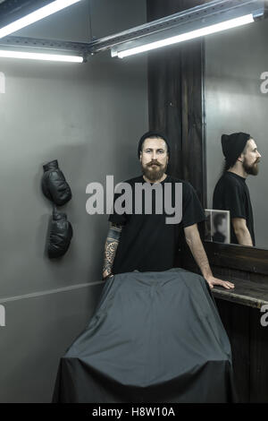 Brutale Friseur im barbershop Stockfoto