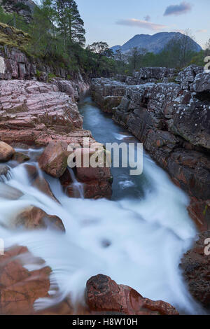 Der Fluß Etive Kaskadierung durch eine Schlucht, Schottland Stockfoto