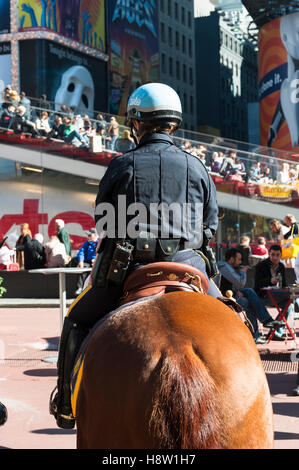 Polizist, Ritten NYPD Polizistin, Wache am Times Square, Manhattan Stockfoto