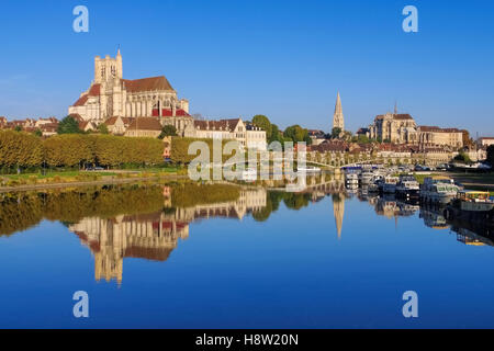 Auxerre Im Burgund - Auxerre, Kathedrale und Fluss Yonne, Burgund Stockfoto