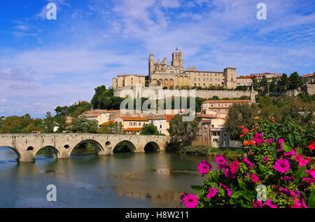 Kathedrale Und Fluss Orb in Beziers, Frankreich - Kathedrale Saint-Nazaire und der Fluss Orb in Beziers Frankreich Stockfoto