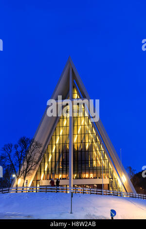 Eismeerkathedrale, beleuchtet im Winter, Tromsø, Provinz Troms, Norwegen Stockfoto