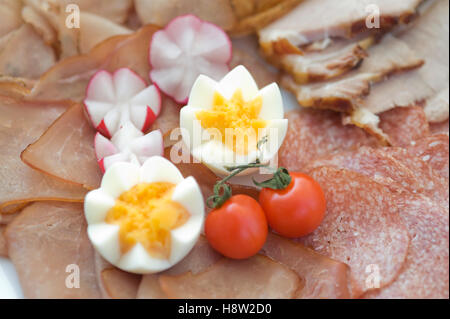 Ostern-Snacks, Snack-Teller mit Schinken, Wurst, Gemüse und Ei Stockfoto