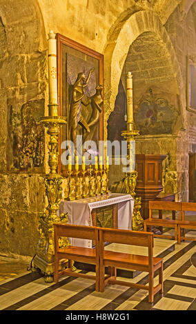 Der Altar von St. Mary Magdalene in der Kirche des Heiligen Grabes dekoriert mit der modernen Skulptur Stockfoto