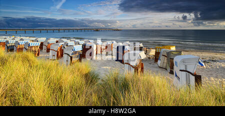 Pier und Strand liegen an der Küste, Seebad Binz, Rügen, Mecklenburg-Western Pomerania, Deutschland Stockfoto