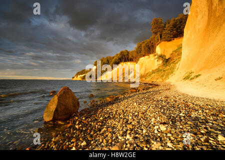 Kreidefelsen Sie in den frühen Morgenstunden Licht, dunkle Sturm Wolken, Boulder, Jasmund Nationalpark, Rügen, Mecklenburg-Vorpommern Stockfoto