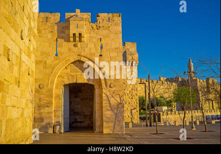 Die Jaffa-Tor ist der touristischen Eingang zum mittelalterlichen Jerusalem, umgeben von hohen Wällen, Israel. Stockfoto