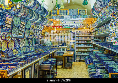 Die Töpferei im Souk El-Basar mit bunten Platten und Fliesen, mit traditionellen arabischen Mustern verziert Stockfoto