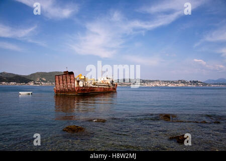 Versunkenen Frachtschiff im Hafen von Bacoli, Pozzuoli, Neapel, Italien, Europa Stockfoto