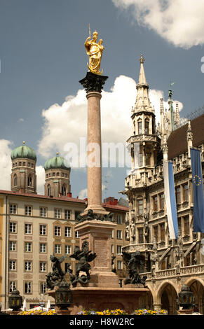 Blick vom Marienplatz Quadrat von den Türmen der Frauenkirche Mariensaeule Spalte, neues Rathaus auf der rechten Seite, München Stockfoto