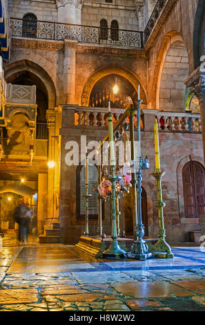 Die Seitenansicht auf den Stein der Salbung und der Weg zur Rotunde in der Kirche des Heiligen Grabes Stockfoto