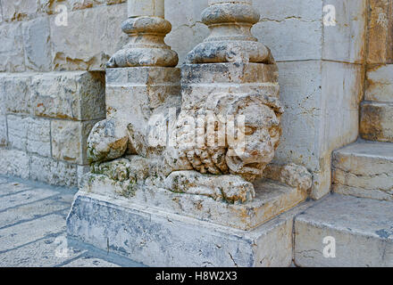 Die alten steinernen Löwen hält die Säulen am Eingang zur lutherischen Kirche des Erlösers, Jerusalem, Israel. Stockfoto