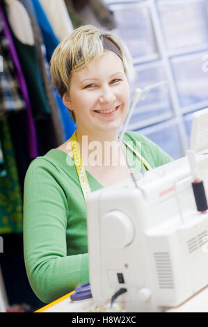 Junge Schneiderin Stockfoto