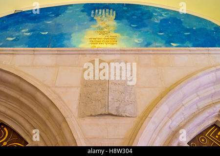 Die Ostwand über die Heilige Lade mit den Tabellen des Steins, Yochanan Ben Zakai Synagoge eingerichtet Stockfoto