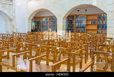 Eliyahu Hanavi Synagoge mit einer Menge von Büchern im Buch Regale für Studie, vier sephardische Synagogen Komplex Stockfoto