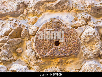 Die mittelalterlichen Relief an der 8. Station der Via Dolorosa an der Wand neben der griechischen orthodoxen Kloster von Saint Charalampus Stockfoto