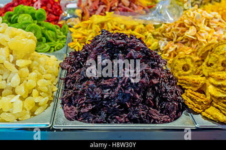 Die kandierten Hibiskusblüten und getrocknete Früchte in den Stall von Mahane Yehuda Markt, Jerusalem, Israel. Stockfoto