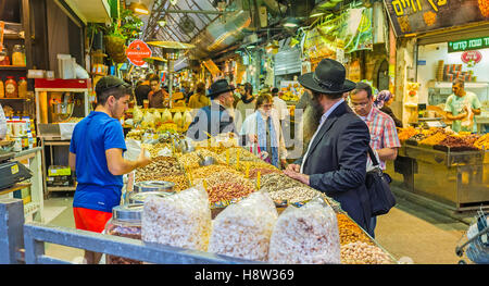 Haselnüsse, Pistazien, Cashewnüsse, Erdnüsse, Sonnenblumenkerne und Popcorn sind beliebte Snacks in Israel Stockfoto