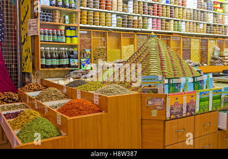 Das Innere des Gewürzgeschäft im muslimischen Viertel Markt mit der Pyramide Meisterwerk von Gewürzen Stockfoto