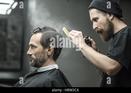 Barber nutzt Sprühflasche Stockfoto