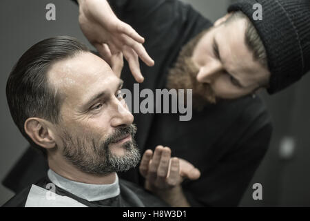 Vorbereitung zum Trimmen im barbershop Stockfoto