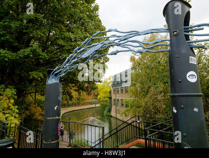 Geschmückt skulpturale Metallarbeiten Eingang Schritte Unternehmen, um die Regents Canal am Royal College Street Bridge, Camden Town, London Stockfoto