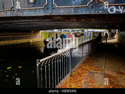 Die Regents Canal und Leinpfad unter Chalk Farm Road Bridge am Camden Lock, Camden Town, London Stockfoto