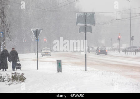 Schneesturm in Stadt Stockfoto