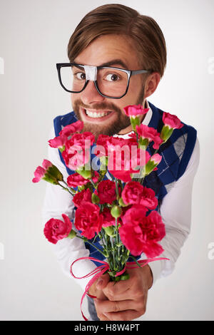 Porträt von Geek mit Blumenstrauß Stockfoto