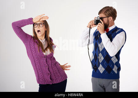 Geek-Dame posieren vor der Kamera Stockfoto